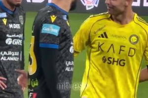C罗示意对手闭嘴：干脆直接抱着我吧🤣