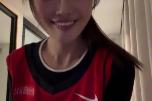 孟超小姐姐买到了杜兰特的球衣，开心的像个孩子☺️