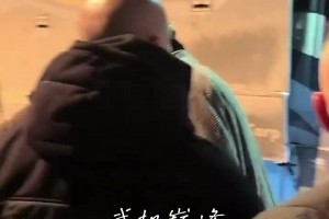 “詹姆斯赛后返回酒店进酒店险些摔倒～