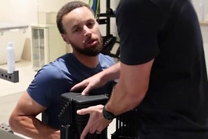 库里卧推这么强？！有人知道这个有多重吗？