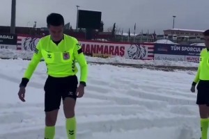 雪厚到没法踢球，裁判敬业把场地检查流程走完🤣