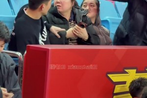孙铭徽回家乡观战，父母与保安起冲突，孙铭徽起身理论被拉住！