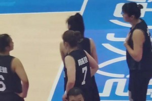 鸭姐陈晓佳整理行装，准备上场比赛🏀