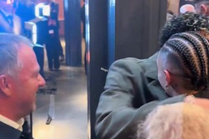 弗里克把亚马尔的金项链藏了起来，拉菲尼亚又帮他拿了出来😂
