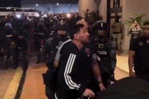 梅西到达厄瓜多尔武装保护，一下车球迷激动不已，尖叫连连