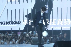 什么水平？鹿晗演唱会上穿皮鞋颠球