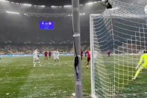飞雪连天射白鹿！名场面：莱万冬日上演华丽倒钩进球！