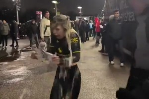 活该？曼联女网红举不雅标语拍视频，被路过的西汉姆球迷泼啤酒