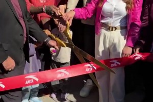 代言人！欧文克莱共同现身比弗利山庄，携手为安踏新店开业剪彩！