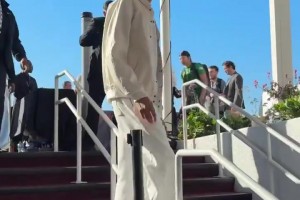 这身高玩这个还是喜感！2米24的文班亚马从扶梯滑下来~