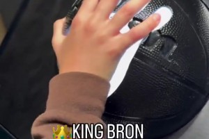 NBA球员手掌大小对比：小卡无解！老詹的比想象中小一些啊~