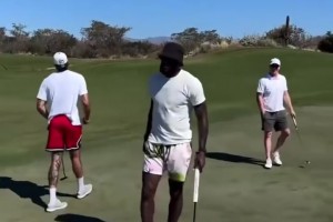 享受假期⛳️詹姆斯与塔图姆、乐福一起相约打高尔夫~