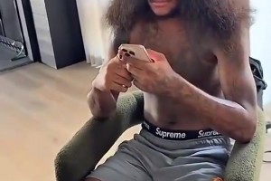 老阿姨魅力很大啊！杰伦·格林后背纹的是40岁女友的画像！