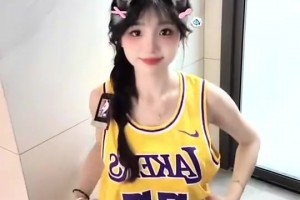 身材顶级😍美女博主“宝贝77”的湖人东契奇签名球衣到了