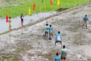这场地条件也能踢球，这群小朋友是真爱啊👍