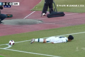我愿称之为今年最搞笑🤣！韩国联赛球员开角球直接扑街