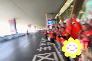 牛志明：泰山队抵达昆明，球迷接机呐喊，球员挥手回应👍