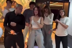 老当益壮😂！罗伯托·卡洛斯和年轻美女小伙们一起跳舞