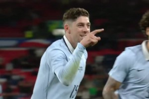 乌拉圭1-1扳平英格兰！本-怀特补时送点！巴尔韦德主罚命中！