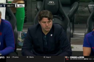 😬美国1-5落后比利时！场边波切蒂诺黑脸绝望无语！